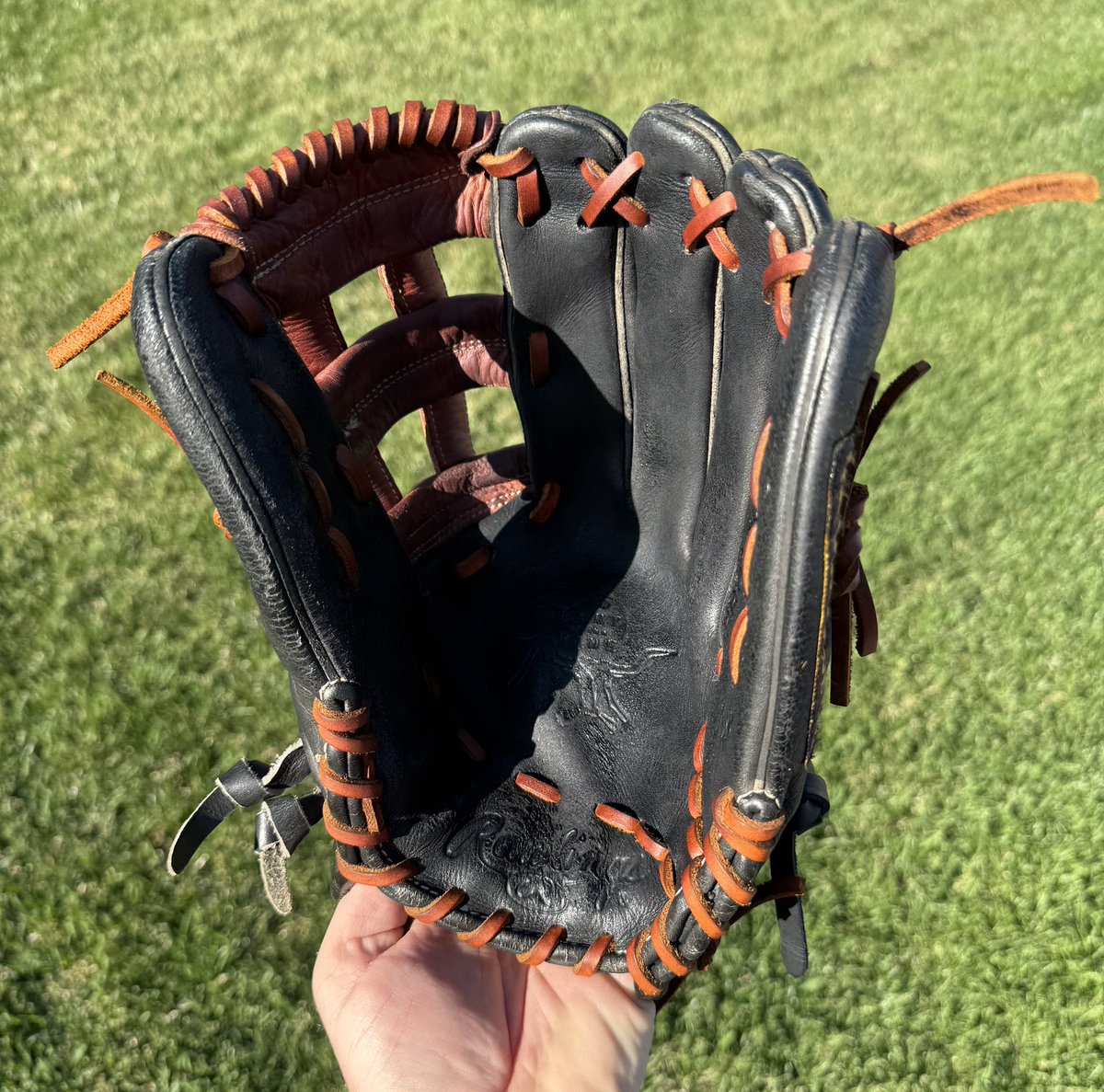 MWGloveWorks's tweet photo. Complete relace of this @rawlingssg HOH. Check the last pic, dyed out the old faded areas to restore the black. Used Japan Tan lace from @buyfastpitchgloves and cleaned and conditioned using @ballplayersbalm. #gLOVE #relacedontreplace https://t.co/JfGT5iQO86
