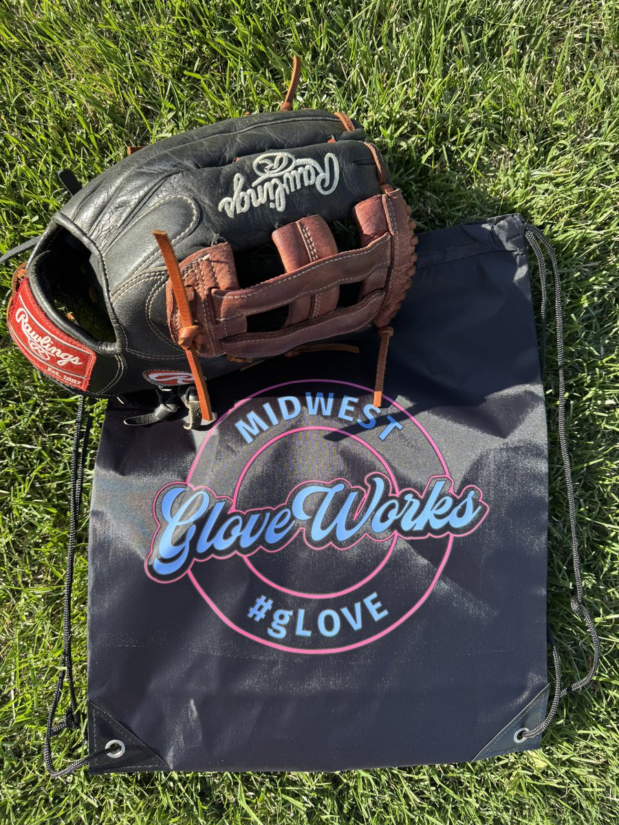 MWGloveWorks's tweet photo. Complete relace of this @rawlingssg HOH. Check the last pic, dyed out the old faded areas to restore the black. Used Japan Tan lace from @buyfastpitchgloves and cleaned and conditioned using @ballplayersbalm. #gLOVE #relacedontreplace https://t.co/JfGT5iQO86