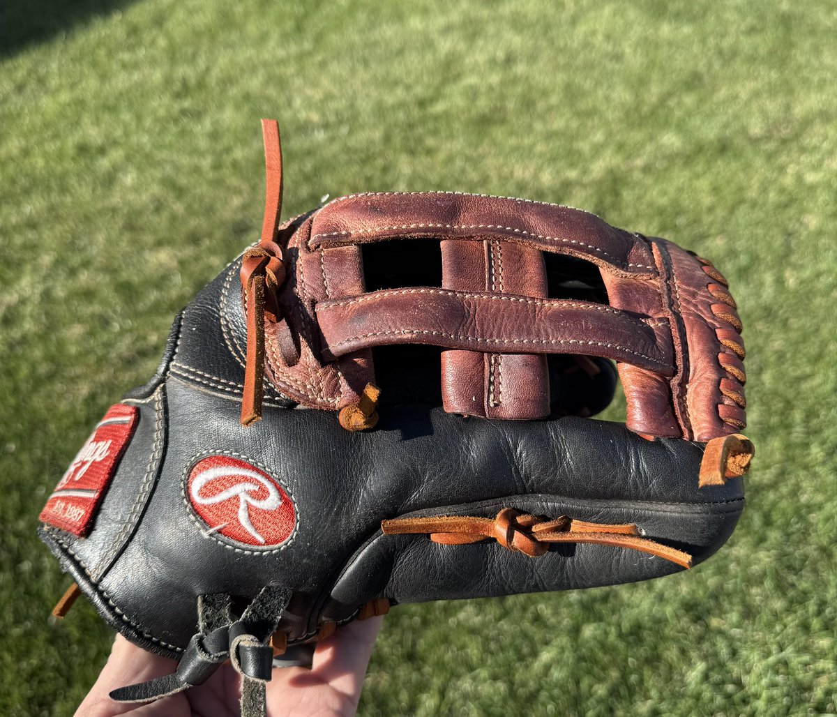 MWGloveWorks's tweet photo. Complete relace of this @rawlingssg HOH. Check the last pic, dyed out the old faded areas to restore the black. Used Japan Tan lace from @buyfastpitchgloves and cleaned and conditioned using @ballplayersbalm. #gLOVE #relacedontreplace https://t.co/JfGT5iQO86