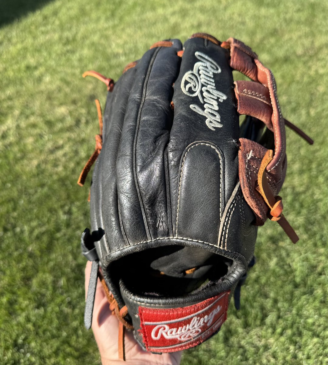 MWGloveWorks's tweet photo. Complete relace of this @rawlingssg HOH. Check the last pic, dyed out the old faded areas to restore the black. Used Japan Tan lace from @buyfastpitchgloves and cleaned and conditioned using @ballplayersbalm. #gLOVE #relacedontreplace https://t.co/JfGT5iQO86