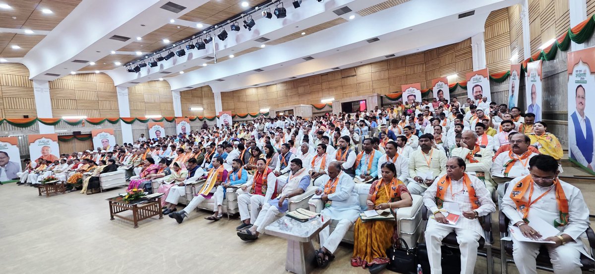 BJP Uttar Pradesh (@bjp4up) on Twitter photo рд░рд╛рд╖реНрдЯреНрд░реАрдп рдорд╣рд╛рдордВрддреНрд░реА <a href="/AgrawalRMD/">Dr.Radha Mohan Das Agrawal</a>, рдкреНрд░рджреЗрд╢ рдЕрдзреНрдпрдХреНрд╖ рд╢реНрд░реА <a href="/Bhupendraupbjp/">Bhupendra Singh Chaudhary</a>, рдЙрдкрдореБрдЦреНрдпрдордВрддреНрд░реА рджреНрд╡рдп рд╢реНрд░реА <a href="/kpmaurya1/">Keshav Prasad Maurya</a> рд╡ рд╢реНрд░реА <a href="/brajeshpathakup/">Brajesh Pathak</a> рдПрд╡рдВ рдкреНрд░рджреЗрд╢ рдорд╣рд╛рдордВрддреНрд░реА (рд╕рдВрдЧрдарди) рд╢реНрд░реА <a href="/idharampalsingh/">Dharampal Singh</a> рдиреЗ рдкрд╛рд░реНрдЯреА рджреНрд╡рд╛рд░рд╛ рд▓рдЦрдирдК рдореЗрдВ рдЖрдпреЛрдЬрд┐рдд 'рд╡рдХреНрдл рд╕реБрдзрд╛рд░ рдЬрд╛рдЧрд░рдг рдЕрднрд┐рдпрд╛рди- 2025' рдХреЗ рдЕрдВрддрд░реНрдЧрдд "рдкреНрд░рджреЗрд╢ рдХрд╛рд░реНрдпрд╢рд╛рд▓рд╛" рдХреЛ рд░рд╛рд╖реНрдЯреНрд░реАрдп рдорд╣рд╛рдордВрддреНрд░реА <a href="/AgrawalRMD/">Dr.Radha Mohan Das Agrawal</a>, рдкреНрд░рджреЗрд╢ рдЕрдзреНрдпрдХреНрд╖ рд╢реНрд░реА <a href="/Bhupendraupbjp/">Bhupendra Singh Chaudhary</a>, рдЙрдкрдореБрдЦреНрдпрдордВрддреНрд░реА рджреНрд╡рдп рд╢реНрд░реА <a href="/kpmaurya1/">Keshav Prasad Maurya</a> рд╡ рд╢реНрд░реА <a href="/brajeshpathakup/">Brajesh Pathak</a> рдПрд╡рдВ рдкреНрд░рджреЗрд╢ рдорд╣рд╛рдордВрддреНрд░реА (рд╕рдВрдЧрдарди) рд╢реНрд░реА <a href="/idharampalsingh/">Dharampal Singh</a> рдиреЗ рдкрд╛рд░реНрдЯреА рджреНрд╡рд╛рд░рд╛ рд▓рдЦрдирдК рдореЗрдВ рдЖрдпреЛрдЬрд┐рдд 'рд╡рдХреНрдл рд╕реБрдзрд╛рд░ рдЬрд╛рдЧрд░рдг рдЕрднрд┐рдпрд╛рди- 2025' рдХреЗ рдЕрдВрддрд░реНрдЧрдд "рдкреНрд░рджреЗрд╢ рдХрд╛рд░реНрдпрд╢рд╛рд▓рд╛" рдХреЛ
