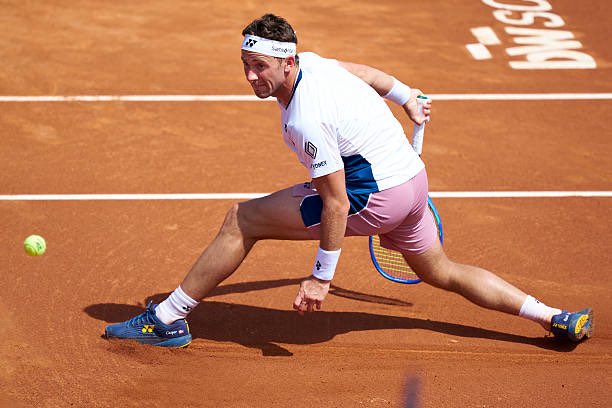 vtv_ecuador's tweet photo. #Deportes: 📑🎙🎾🎾🎾El noruego #CasperRuud, defensor del título, y el español #AlejandroDavidovich, reciente semifinalista en Montecarlo, quedaron eliminados este viernes en los cuartos de final del torneo #ATP500Barcelona https://t.co/5Uz7Hg5sWF