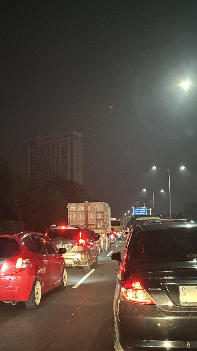 dianfbry's tweet photo. @e100ss Terpantau masih macet km 755, better exit tol sidoarjo aja yg mau arah surabaya https://t.co/EygtZb544f