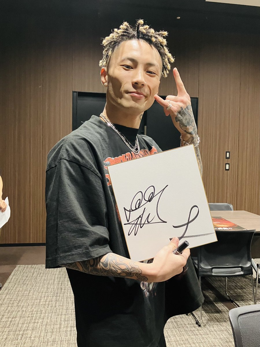 【BLACK ROSEプレゼント企画🌹🖤】

平本蓮選手、篠塚辰樹選手、平本丈選手のサイン入り色紙をいただきました！！！

この投稿をリポスト&amp;横島加奈をフォローしてくれた一名様にプレゼント🎁

皆様、ぜひご参加ください‼️

#RIZIN男祭り