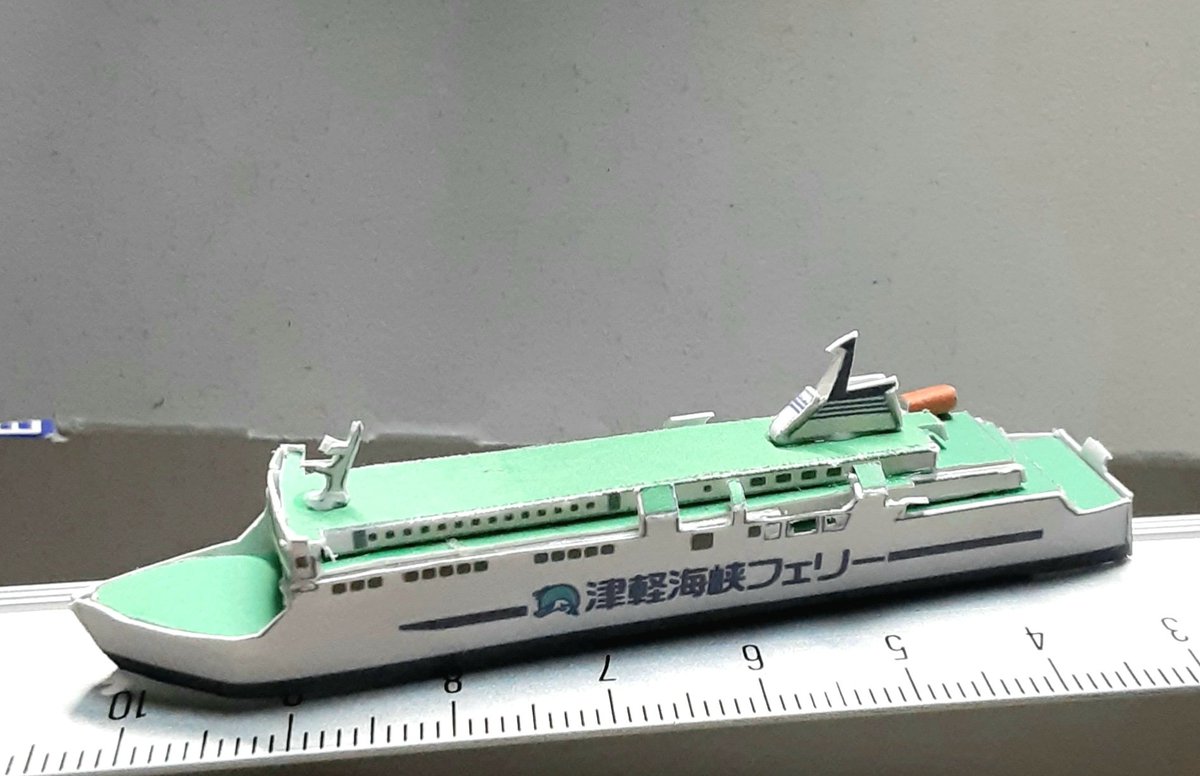 koukoo58102's tweet photo. 新造船就航を期に　室蘭港を知ってもらうために色々作ろうとアイデアはあるんだけど能力がねぇのだ🥺
とりあえず出来たのが
1/2000ブルーマーメイド型紙模型
内容の薄い青蘭航路の年表
憶測ばかりの歴代フェリー一覧

なんだろう小学生の宿題レベルの出来なんだが https://t.co/Z14u7QTABm