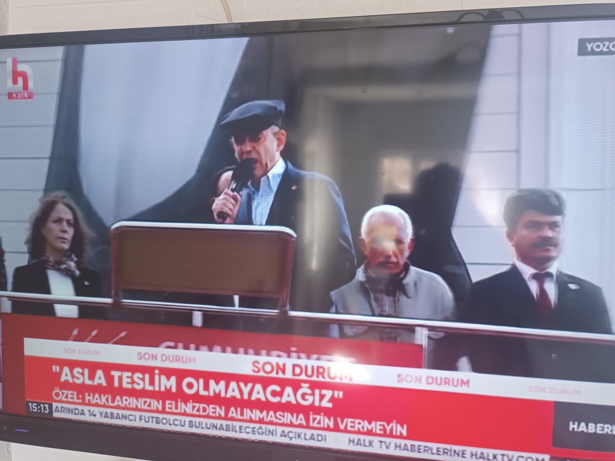 tugra_ahmet_24's tweet image. takmıs ecevit şapkasını,bınmıs traktöre , dizmiş cıftcıyı, toplamıs #Yozgat ı almıs arkasına milleti, şuan herkesı orta yerinden çatlatıyor. Oğlum bu ne hayatımda bu kadar havalı traktör mitingi gormedım ben 😁 #berkatan itirafçı süreyya önder kabak İstanbul hayırlı cumalar