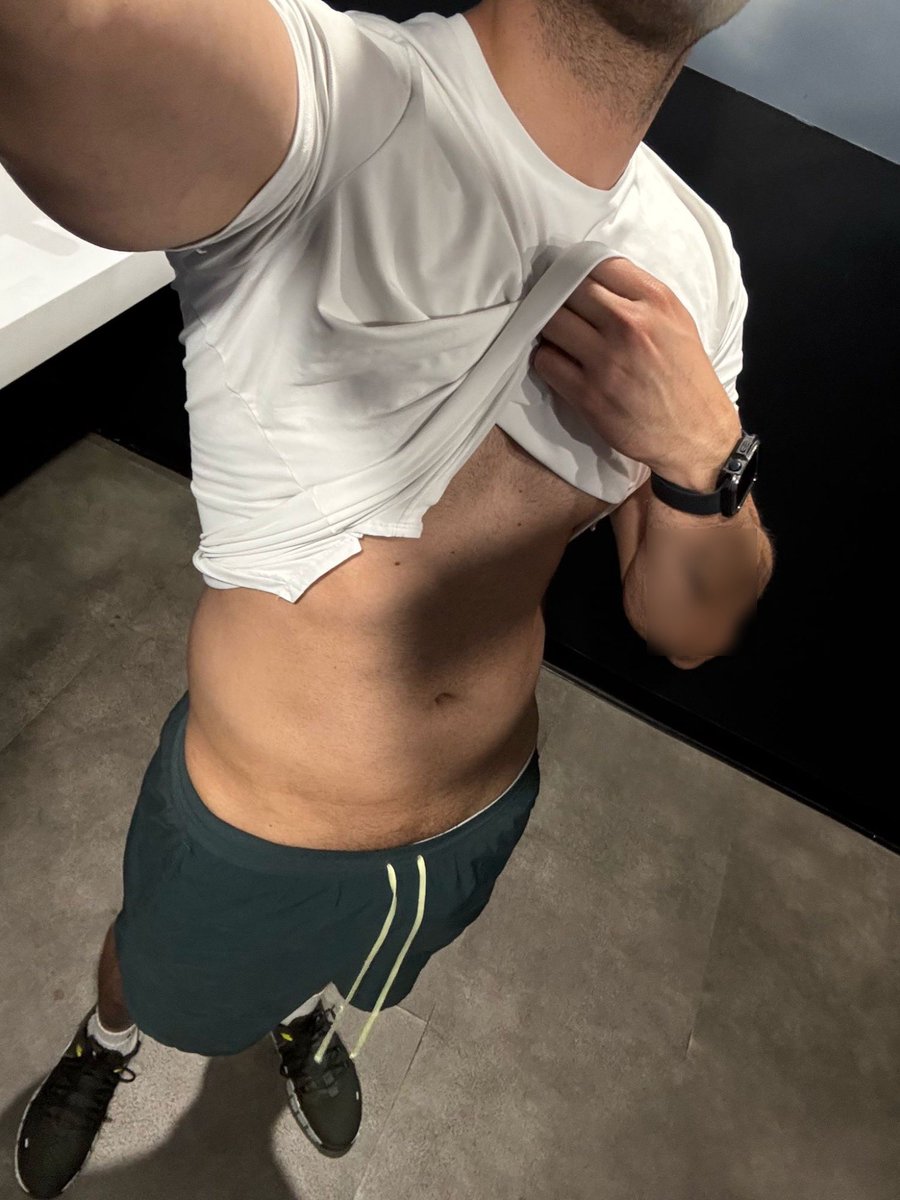 latinmasterxxl's tweet photo. Recien llegado del Gym, quien me invita a comer?? Este cuerpo no se mantiene solo!! 💪🏻💪🏻 Vamos regalos al DM 😈🐶 https://t.co/YxAHURpm7T