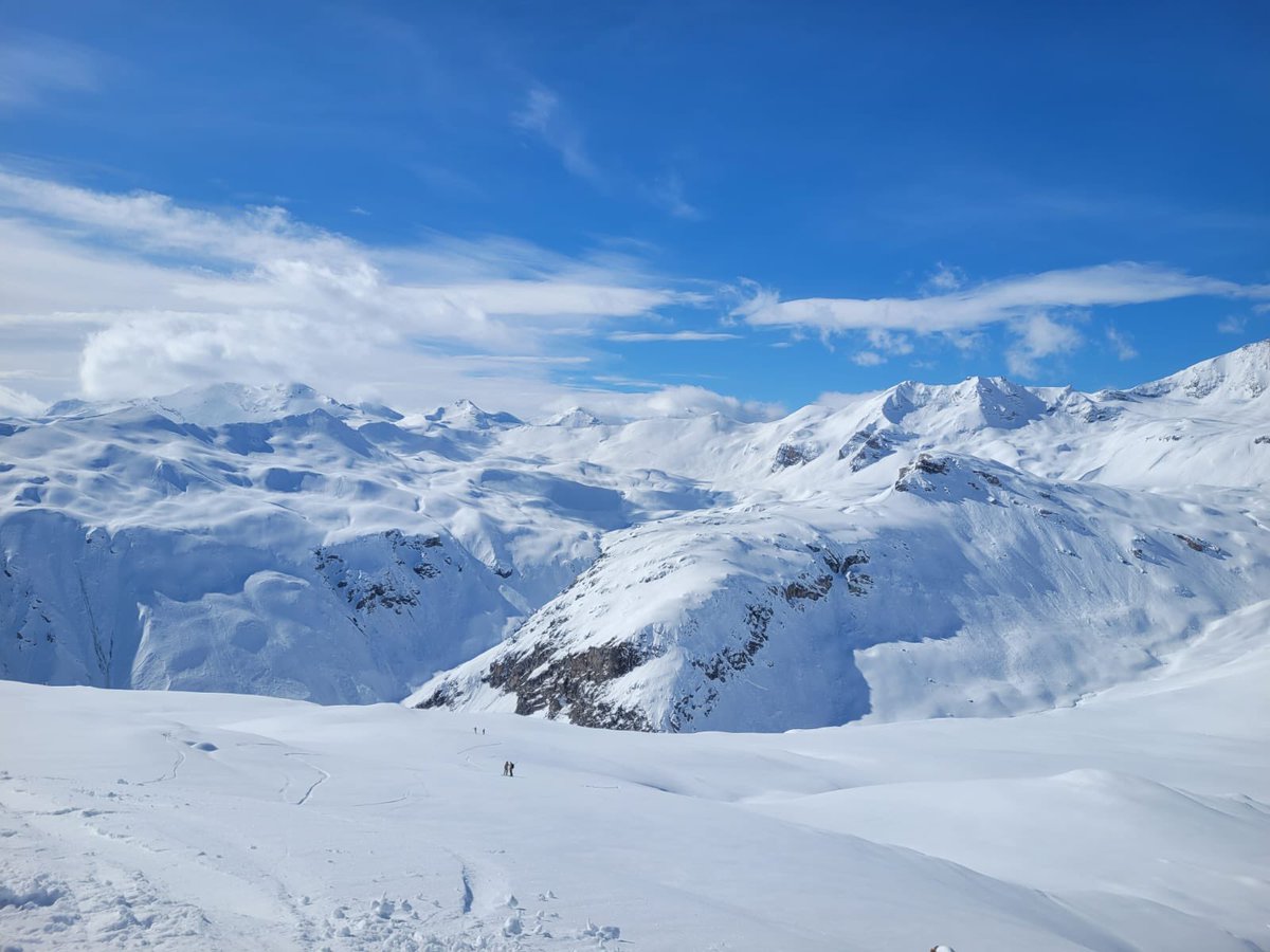 simplyvaldisere's tweet photo. It is just beautiful here today #emptyslopes #valdisere #springskiing #tignes #booknow #skiholiday #simplyvaldisere #fullybonded #contactustobook #beautifuldestinations #snowsure #highaltitude #highaltitudelife https://t.co/L3TmhQGk0D