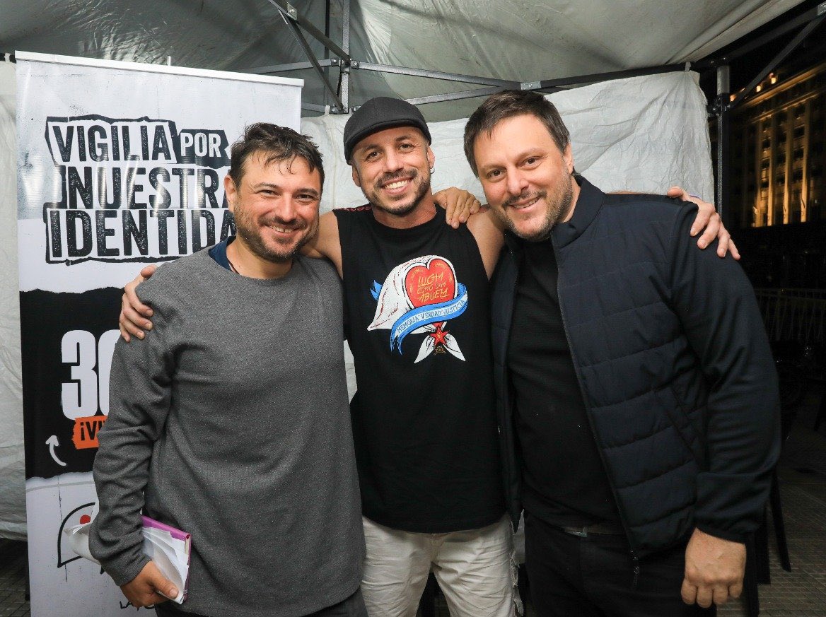 atlanticsurff's tweet photo. Es ultra kirchnerista, es intimo amigo de Alberto Fernández, Sergio Massa, y Juan Grabois. Lleva en su lista al delincuente de Pitu Salvatierra. En medio de la pandemia estuvo a favor de sacarle los fondos a la Ciudad para regalárselos a Kicillof e incrementar su patrimonio. Si en Mayo votas a Leandro Santoro, sos cómplice de esta asociación ilícita.👇👊💣🔥✌🏿