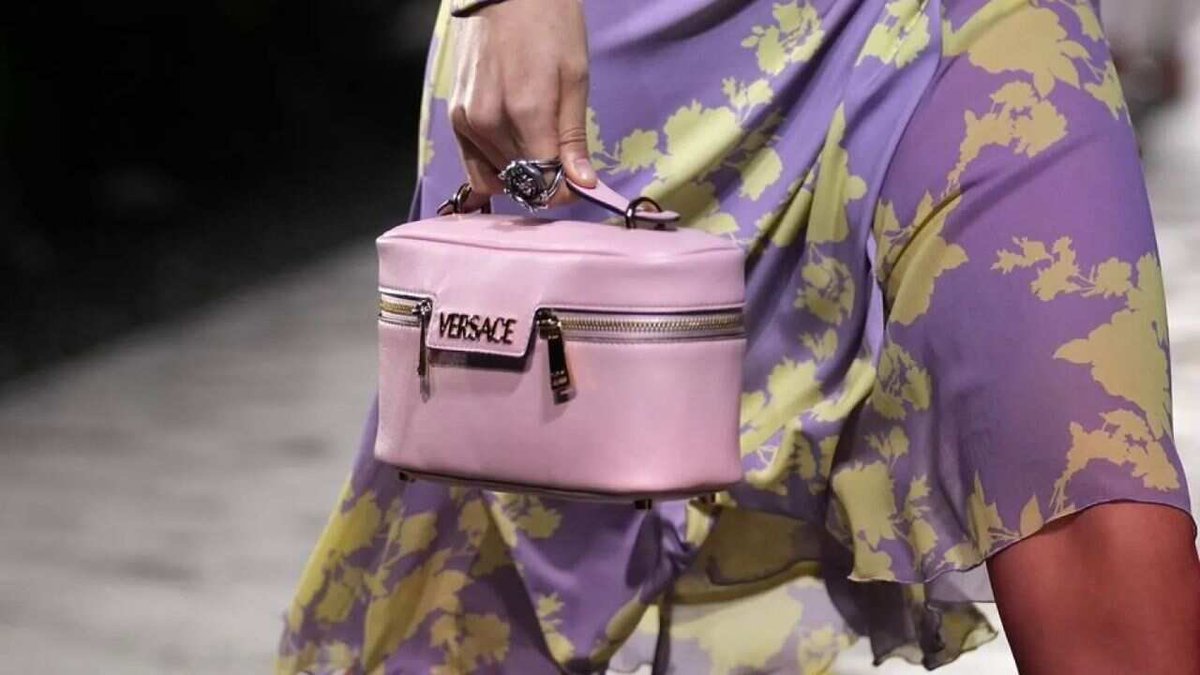 Prada Buying #Versace a Win-Win for Italian Luxury
voguedaily.com/prada-buying-v…