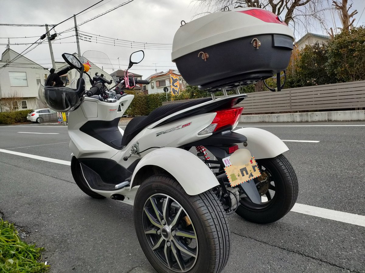引越し先を探すのに苦労した事は、都心のマンションで敷地内に2台のバイク（うちの場合はトライクと50cc原付）を置ける物件は数少ない事。
他の条件を妥協したとしても、「バイク置き場あり」で絞り込むととても少なくなる。
決めた物件、希望する諸条件とバイク2台可の物件をなんとか見つけました。