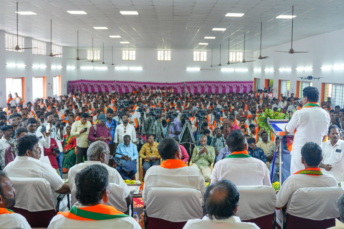 KPRamalingamMP's tweet photo. இன்றைய தினம் சேலம் பெருங்கோட்டத்திற்கு வருகை புரிந்த பாரதிய ஜனதா கட்சியின் மாநில தலைவர் @NainarBJP அவர்களை நமது தொண்டர்கள் ஆரவாரமுடன் வரவேற்றனர், பின்னர் கட்சி நிர்வாகிகளுக்கு 'தேசம் காப்போம் தமிழகம் வெல்வோம்' தலைப்பில் எழுச்சி உரையாற்றி ஊக்கப்படுத்தினார் நமது மாநிலத் தலைவர் https://t.co/jMGnv60OR5