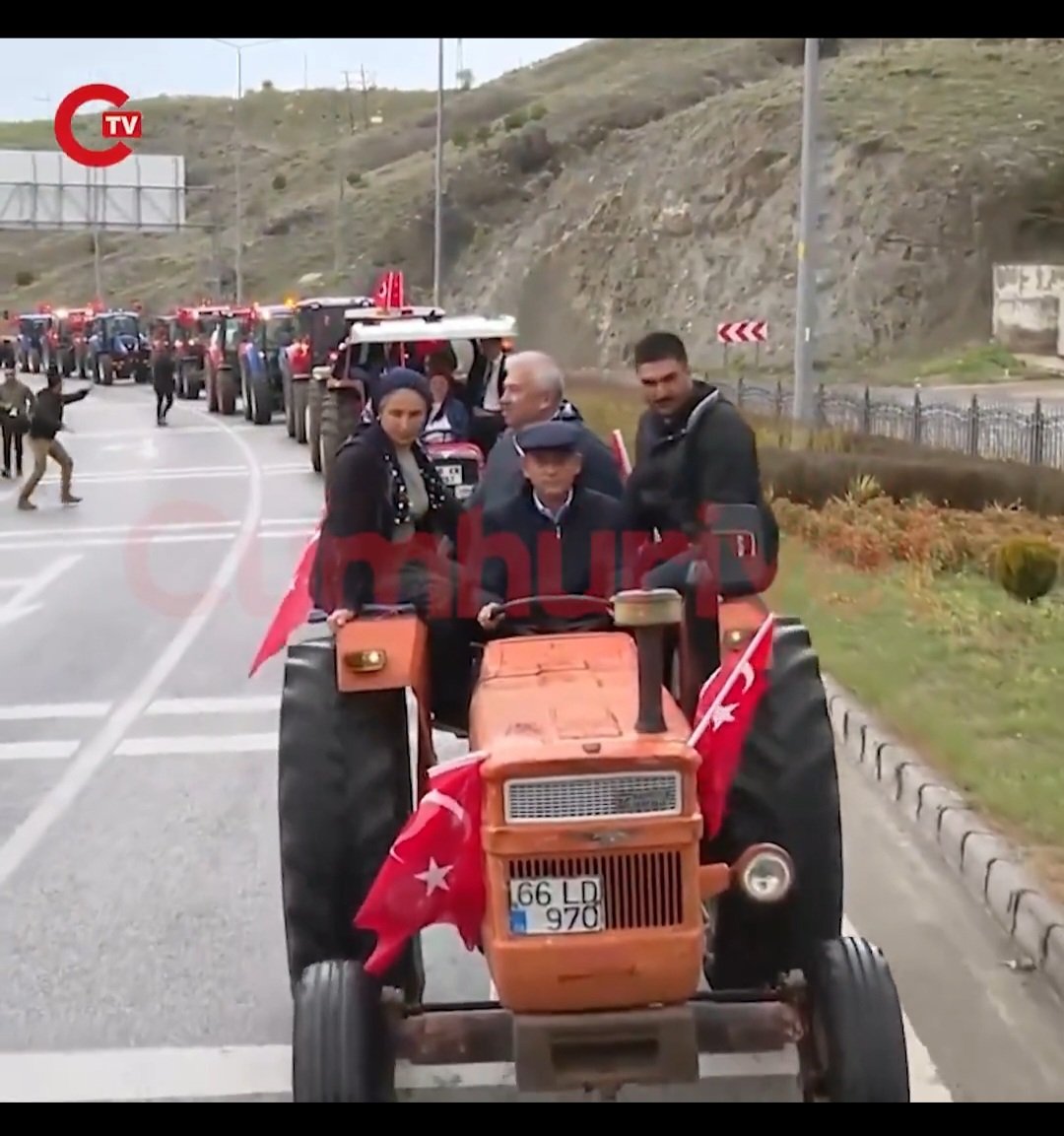 senem41783913's tweet photo. Akp'liler İyi Bakın Burası Yozgat (%70)
Yozgat’ta Çiftçi kürsüde konuşuyor bu düzen böyle gitmez..
"Çiftçi olarak röportaj yaptım,
1 milyon TL ceza yazmışlar.
100 MİLYON YAZMASANIZ NAMERTSİNİZ... 
Öğrencilerden Sonra Köylü de Korku Duvarlarını Yıkıyor !!! https://t.co/97lTBEUbul