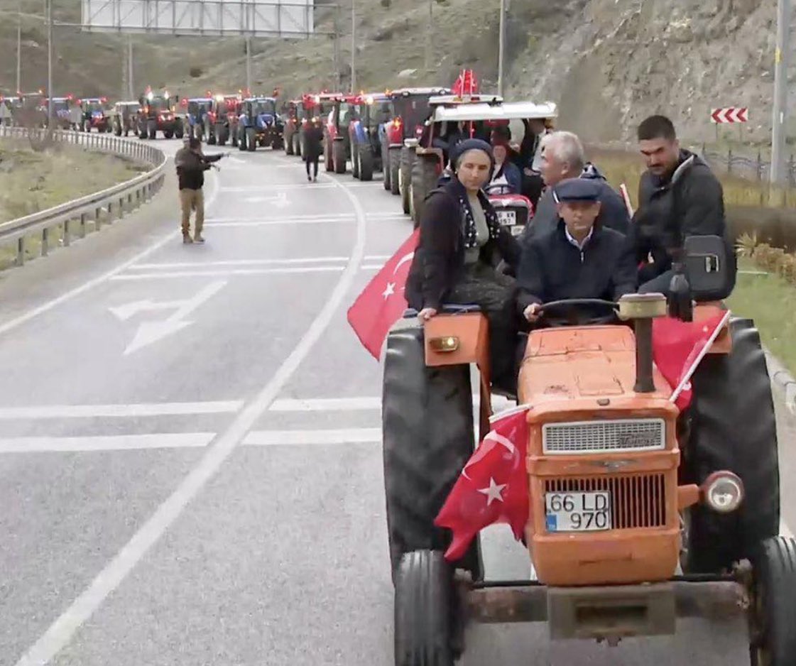 Özgür Özel’in bu görüntüsü, erken seçim afişine görsel olur.