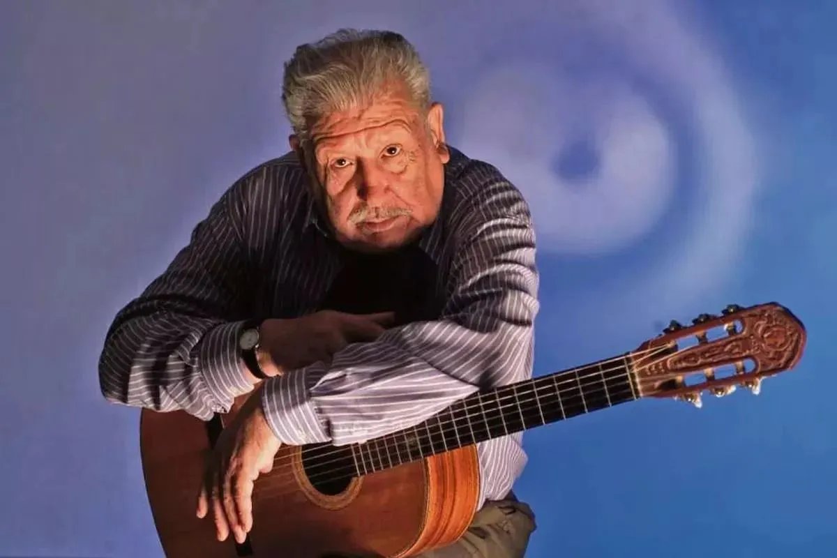 "Piñonero, de Moquehue
Vengo al pueblo.
¡Cuántas leguas
pa' llegar a Aluminé!
Con mi carga que no es mucha
y vale poco
Piñonero, de la tierra del Pehuén"

Hoy es el Día de la Identidad Neuquina en homenaje al poeta Marcelo Berbel.