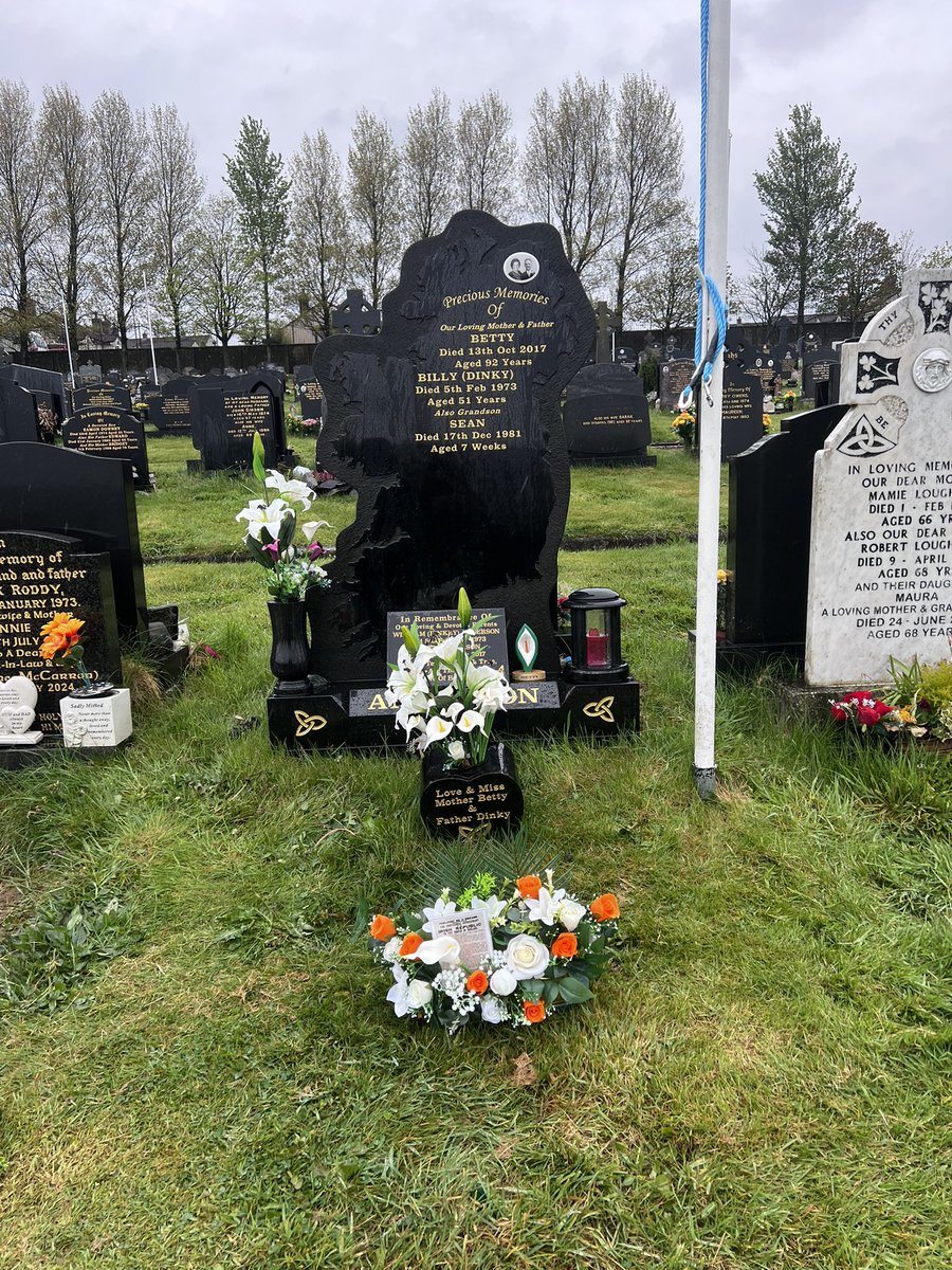 Thank you to Derry Cemetery Flowers for the beautiful Easter flowers - so fitting with the Proclamation too

This morning we prepared the graves for tomorrow’s tricolours

Derry, like every county, remembers our IRA Vols &amp; wider Republican family at Easter with dignity &amp; pride 🇮🇪