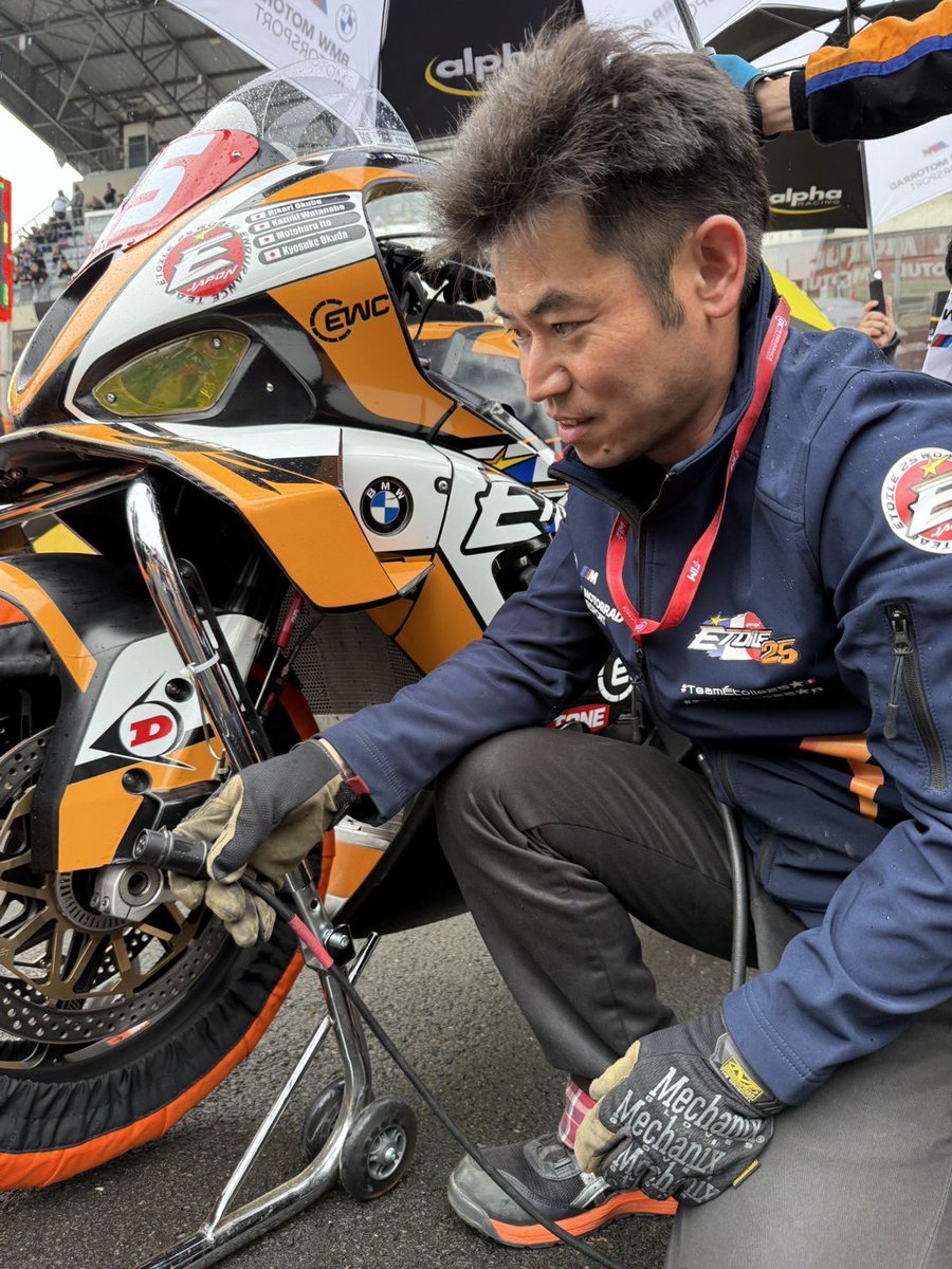 NaokoKTM's tweet photo. フランス
世界耐久ロードレース
ルマン24耐久スタート
チーム エトワール25 頑張れ
川原も裏方 タイヤ担当頑張ります
#FIMEWC #24hMotos #M1000RR #alphaRacing
#TeamÉtoile25 🇫🇷
#チームエトワール25 🇯🇵 https://t.co/yyhJrh3Per