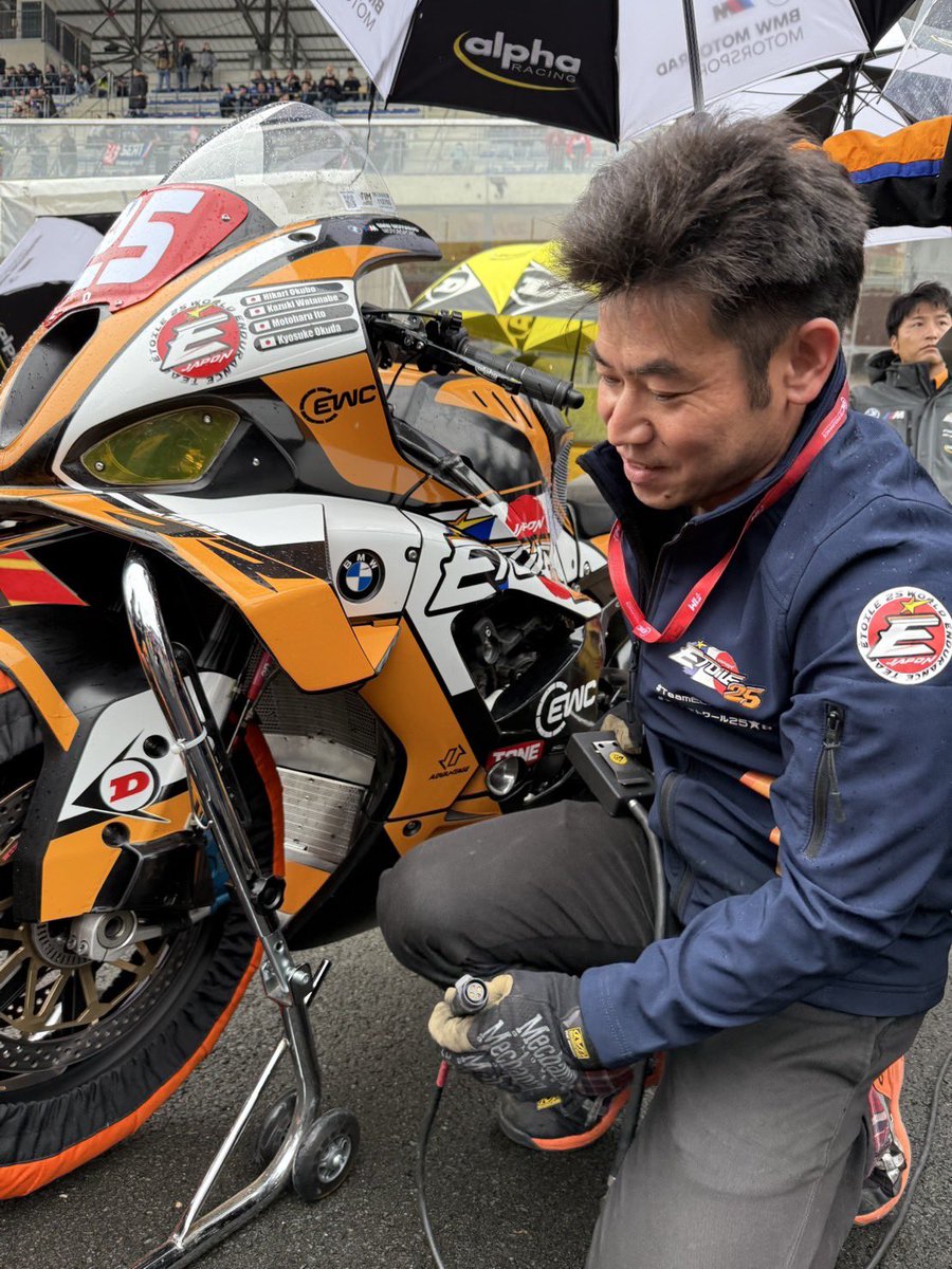 NaokoKTM's tweet photo. フランス
世界耐久ロードレース
ルマン24耐久スタート
チーム エトワール25 頑張れ
川原も裏方 タイヤ担当頑張ります
#FIMEWC #24hMotos #M1000RR #alphaRacing
#TeamÉtoile25 🇫🇷
#チームエトワール25 🇯🇵 https://t.co/yyhJrh3Per