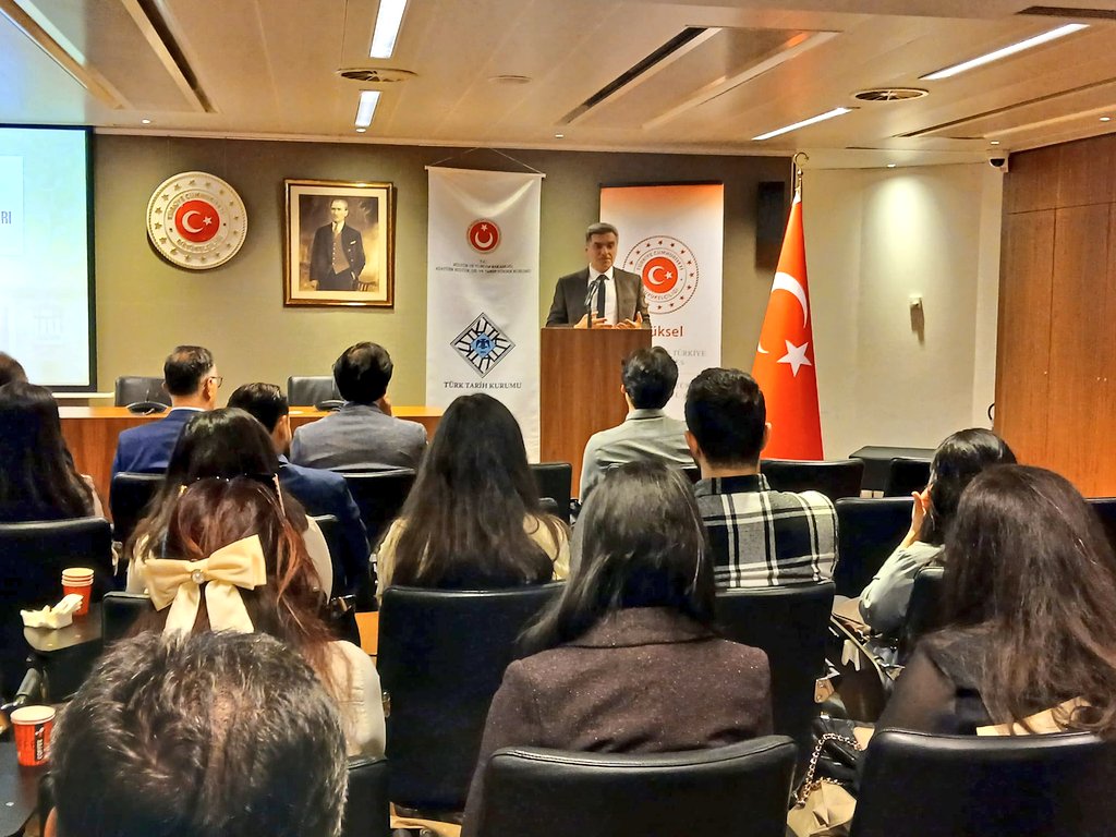 Kurumumuz tarafından yurt dışında yaşayan Türk toplumuna yönelik düzenlenen "Osmanlı'dan Cumhuriyet'e Bir Arada Yaşama Kültürü Konferansları" kapsamında Belçika'nın Brüksel şehrinde bir toplantı düzenlendi. 
Türkiye Cumhuriyeti Brüksel Büyükelçiliğinin ev sahipliği yaptığı