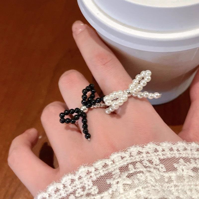 🎀ビーズリボンリング🎀

￥2000
thebase.com/to/item?item_i…

大人気の韓国発ビーズリング！
三色のビーズが織りなリボンがシンプルな手元を一瞬でトレンディに変身🪩

#airoselect #指輪 #リング #アクセサリー好きさんと繋がりたい #ハンドメイド作家 #ハンドメイド好きさんとつながりたい #ビーズ