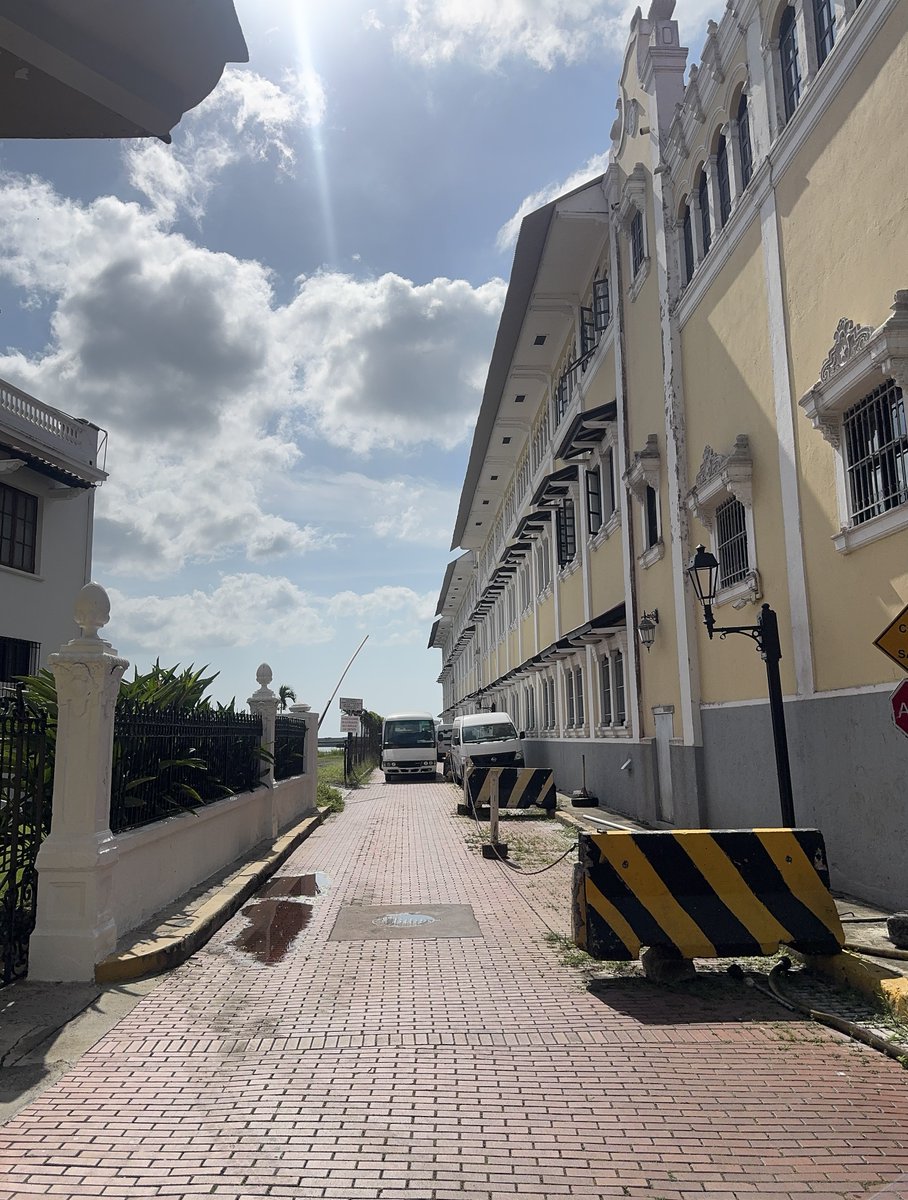 Áreas subutilizadas en Casco Viejo. Esta “calle sin salida” a un costado del Ministerio de Relaciones Exteriores. Con vistas al mar, ciudad, etc. Esto es ridículo. Y los jerseys, barreras jmj y portones en las calles deben desaparecer de San Felipe