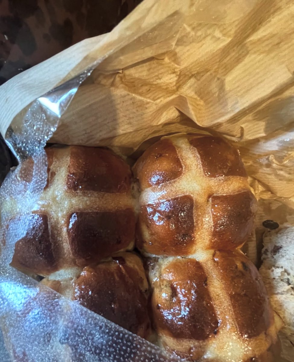 Woke up to a baked delivery from <a href="/home/">Geneia@home</a>.farmbakery Amazing Hot X buns, bread and pastries thank you @breadboybobby the buns 🙌 and bread 🙏  #lucky #goodbuns #goodbread #goodpastries #goodbakers #goodbakery #homefarmbakery #sortedfortheweekend