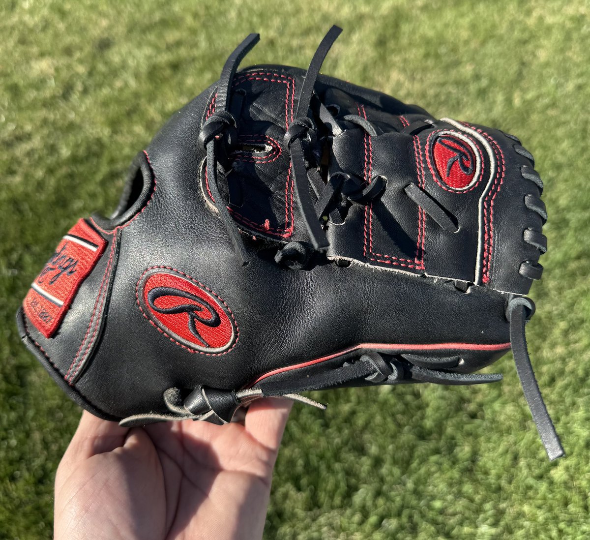 MWGloveWorks's tweet photo. Back in Black!! Love what the black lace from @buyfastpitchgloves did for this @rawlingssg HOH! Cleaned and conditioned using @ballplayersbalm. #gLOVE #relacedontreplace https://t.co/WtbTZm4NS7