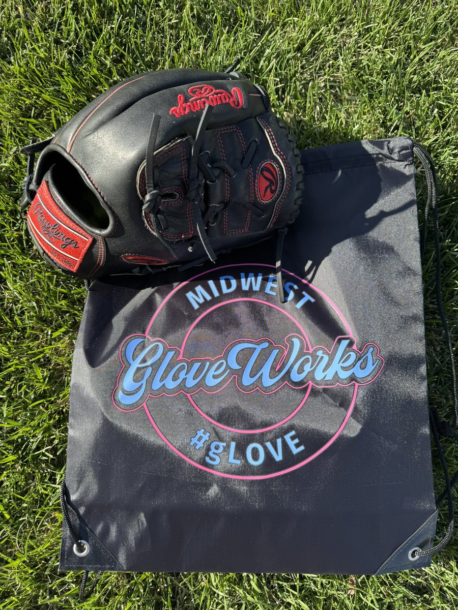 MWGloveWorks's tweet photo. Back in Black!! Love what the black lace from @buyfastpitchgloves did for this @rawlingssg HOH! Cleaned and conditioned using @ballplayersbalm. #gLOVE #relacedontreplace https://t.co/WtbTZm4NS7