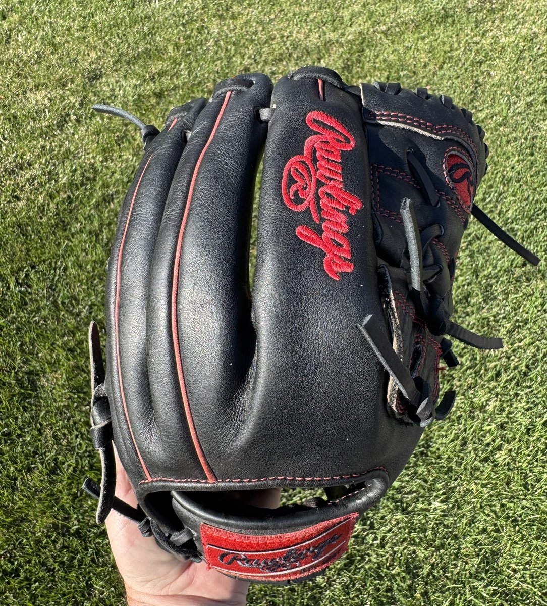 MWGloveWorks's tweet photo. Back in Black!! Love what the black lace from @buyfastpitchgloves did for this @rawlingssg HOH! Cleaned and conditioned using @ballplayersbalm. #gLOVE #relacedontreplace https://t.co/WtbTZm4NS7