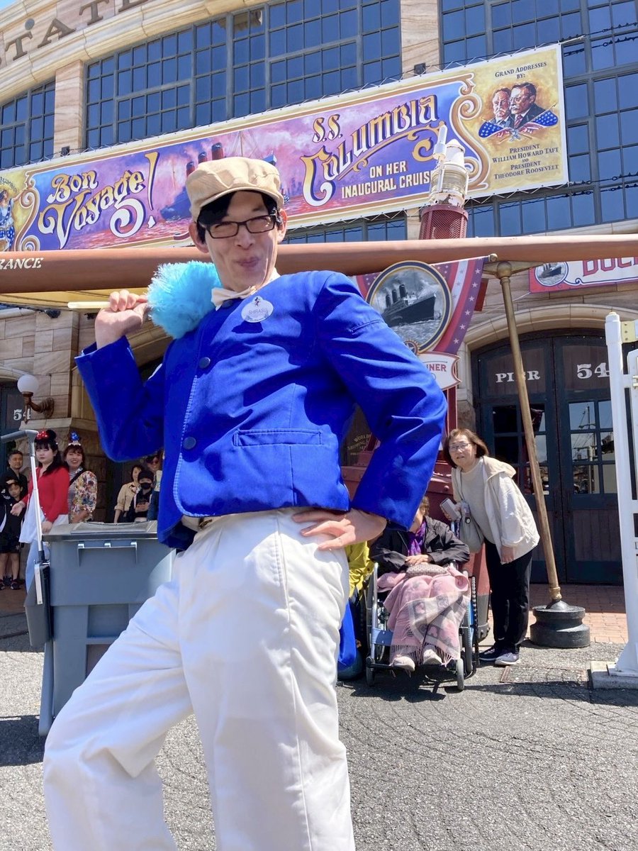 rio_hoshizuki94's tweet photo. 96歳の祖父と91歳の祖母、母三姉妹と私（孫代表）の3世代ディズニー🐭✨

ファンカストのシラスさんにも会えてみんな大喜び🙌
親切なお姉さんのおかげで集合写真も撮れました📸
良い思い出になった〜🎶

#ディズニー #ディズニーシー #夢の国 #３世代 #ファンカスト #シラスさん #おかえりなさい https://t.co/mrwe5vbAfg