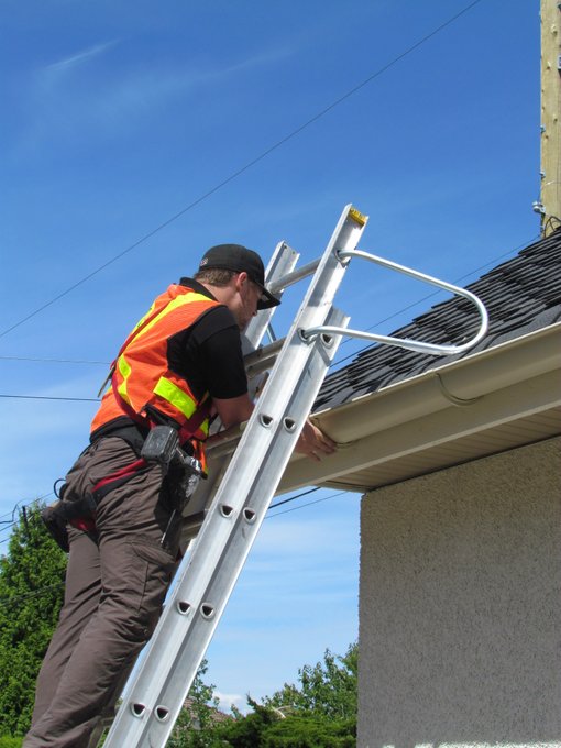 GutterVancouver's tweet photo. Gutter replacement work completed at a local strata complex after a fierce wind storm. We work with residential, commercial, and all other types of buildings. We're happy to talk with you about anything gutters! Call us today at 604-648-9815.

#Vancouver #VanRE #NewWest https://t.co/VhKJN6fcNY