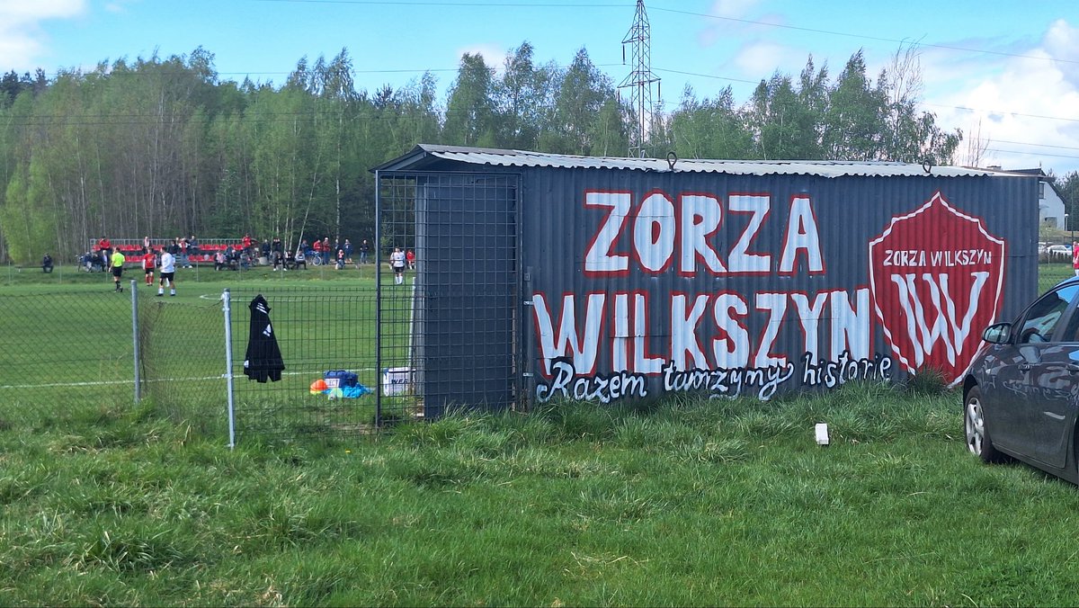 Futbolowamama's tweet photo. Wielka Sobota na Dolnym Śląsku.  Najpierw z koszyczkiem we wsi Wilkszyn, później A-klasa ⚽️.
⛳️Klasa A 2024/2025, Wrocław I
📅19.04.2025
⏰️11:00
🥅 Zorza Wilkszyn 🆚️ Mechanik Brzezina
⚽️7️⃣↔️0️⃣
Feat: @SzpilNa 
#groundhopping #nizszeligi #dolnośląskie #WielkaSobota #meczyk https://t.co/tEHStEWTVa