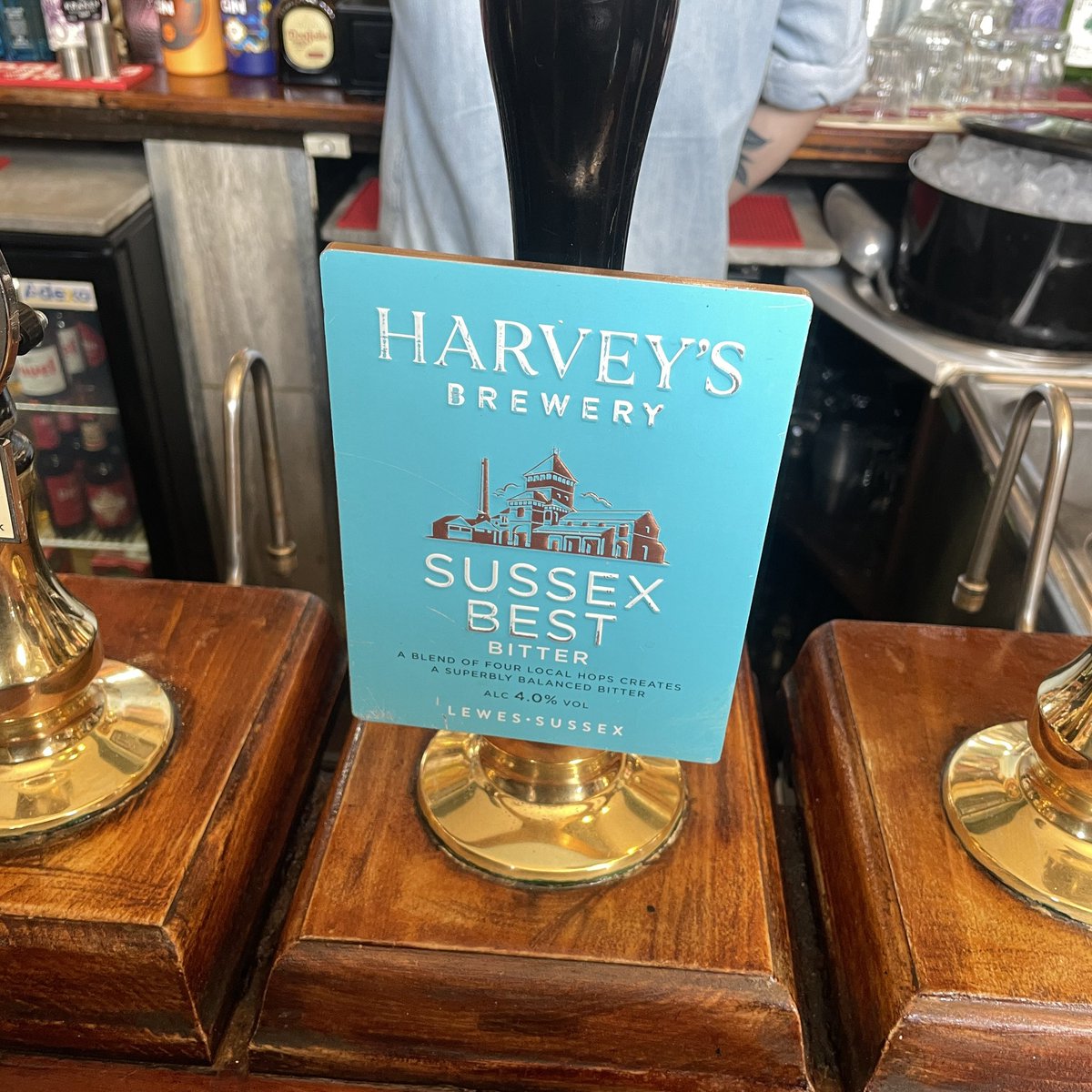 SeagullRichard's tweet image. Well this is nice. Ahead of the Away game at Brentford, the Express Tavern at Kew Bridge has @Harveys1790 Sussex Best. What more could a visiting Seagull ask for.