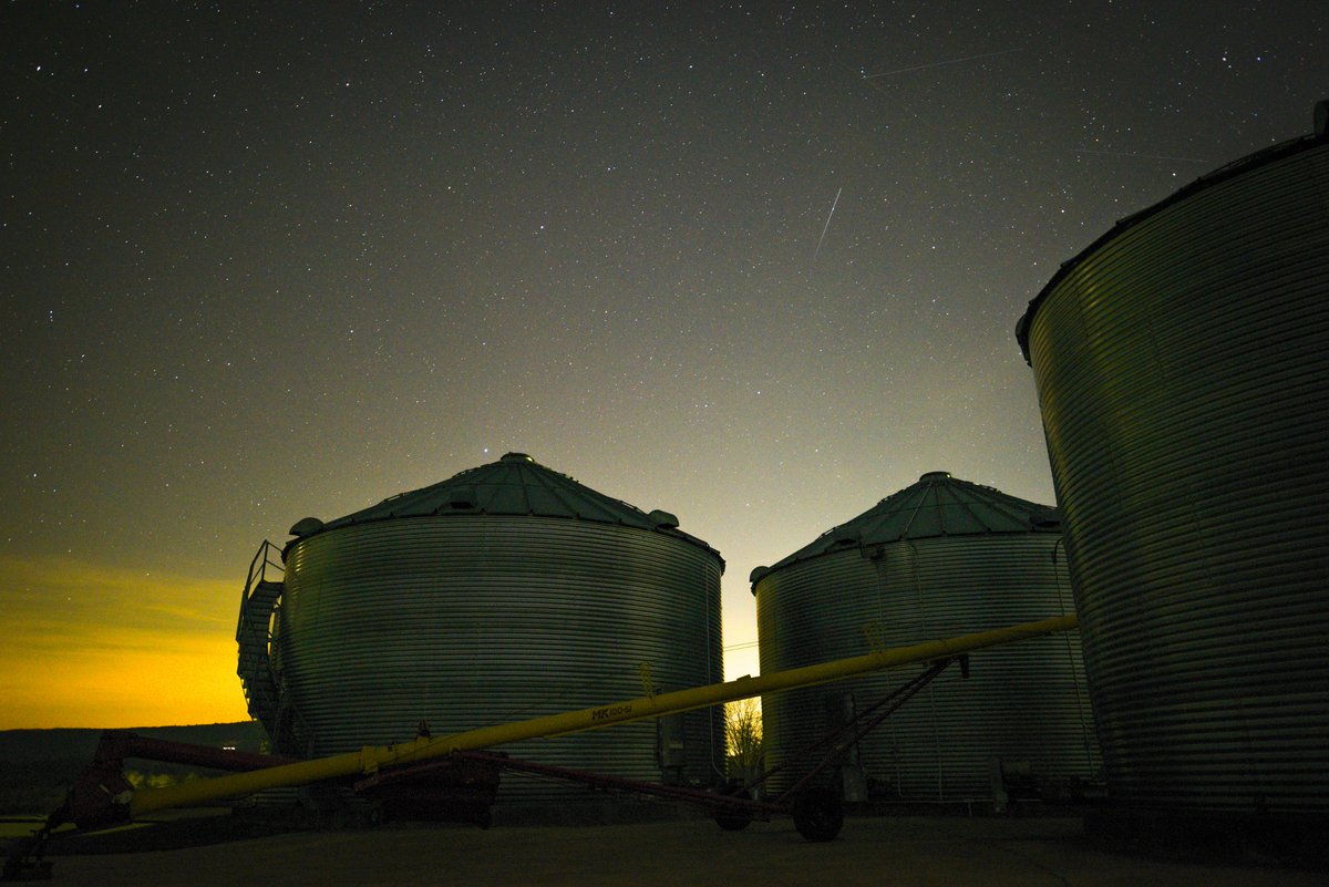 MyDronePro's tweet photo. The #Lyrid #meteor shower is lighting up the night sky this week! Peaking between April 21 and 22, it's offering a modest display of around 6 meteors per hour under clear skies. The waning crescent moon, at 40% fullness, allows for relatively clear visibility under dark, cloudless skies.