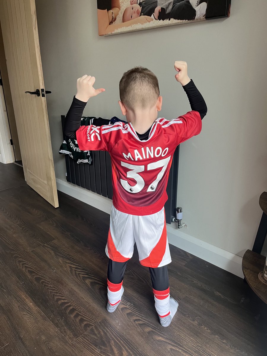 lindsaycupit's tweet photo. Happy birthday Kobbie!!! ⁦@ManUtd⁩ #maxloveskobbie https://t.co/6J65dqyeNz