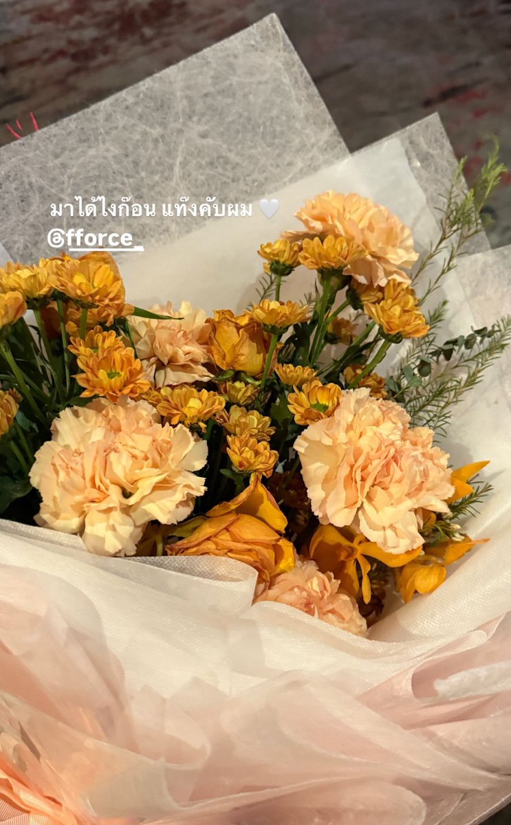 GameRChoi407's tweet photo. ต่างคนต่างมีงาน 
ปป ถามแฟนคลับตลอด จบงานเขาไปหา บบ.ไหม คือเขาห่วงตลอดจริงๆ
สรุป ตัวเองเสร็จงาน หอบดอกไม้ช่อโตมาเซอร์ไพรส์

บบ กระโดดกอด ยิ้มกว้างกว่าที่ยิ้มมาทั้งวันอีก
จบ มึง สาววายสบายมาก ไม่ต้องชงไรเลย กัปตันเดินเกมส์เอง

#GalaConan28THxBook
#ฟอสบุ๊ค #fforce_ #kasibook https://t.co/TEeIwX5m8D