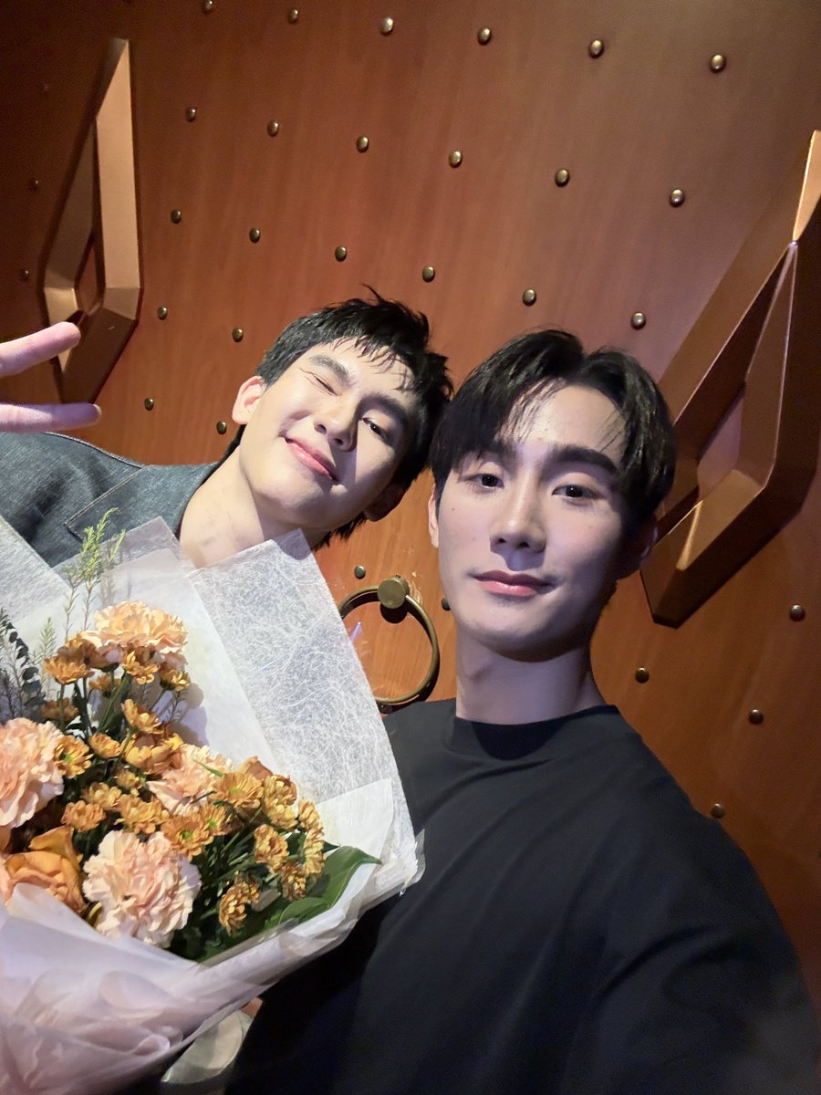GameRChoi407's tweet photo. ต่างคนต่างมีงาน 
ปป ถามแฟนคลับตลอด จบงานเขาไปหา บบ.ไหม คือเขาห่วงตลอดจริงๆ
สรุป ตัวเองเสร็จงาน หอบดอกไม้ช่อโตมาเซอร์ไพรส์

บบ กระโดดกอด ยิ้มกว้างกว่าที่ยิ้มมาทั้งวันอีก
จบ มึง สาววายสบายมาก ไม่ต้องชงไรเลย กัปตันเดินเกมส์เอง

#GalaConan28THxBook
#ฟอสบุ๊ค #fforce_ #kasibook https://t.co/TEeIwX5m8D