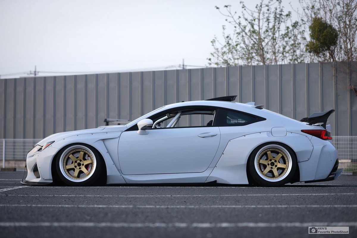 angelina797's tweet photo. WEKFEST JAPANに向けてホイールをチェンジ致しました。
JDM concept GT6 3piece。
USカスタムシーンでトレンドなゴールドのディスクとブラッシュドリムをチョイスしました。
あと、その昔のグループAをオマージュしています。

MOONTECH田口サン、いつもありがとうございます♪

最高です！ https://t.co/eLMGGrxA5K