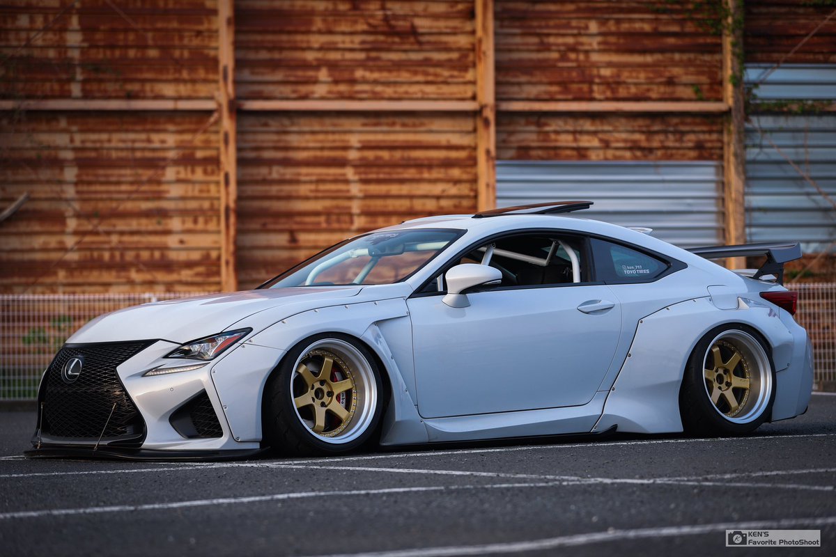 angelina797's tweet photo. WEKFEST JAPANに向けてホイールをチェンジ致しました。
JDM concept GT6 3piece。
USカスタムシーンでトレンドなゴールドのディスクとブラッシュドリムをチョイスしました。
あと、その昔のグループAをオマージュしています。

MOONTECH田口サン、いつもありがとうございます♪

最高です！ https://t.co/eLMGGrxA5K