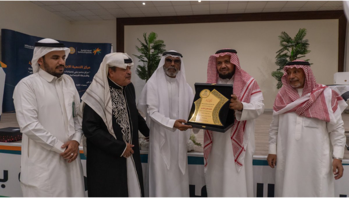 kEbar_sin_aflaj's tweet photo. جمعية التنمية الأهلية بقباء تستقبل أعضاء #ديوانية_إجلال_بالأفلاج في مقر مركز التنمية الأهلية بالسيح وتقيم حفلا بهذه المناسبة وتقدم هدايا تذكارية لأعضاء الديوانية..
تم في هذا اللقاء تقديم دروعا تذكارية من جمعية إجلال لبعض الجمعيات والأفراد المشاركين في تنظيم هذه الزيارة . https://t.co/zhFEoCKkDS