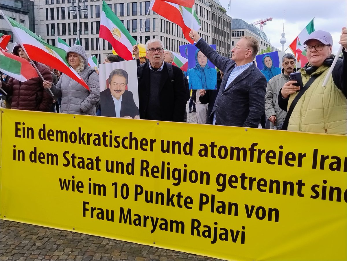 JavadDabiran's tweet photo. #Iran-Demos des Nationalen Widerstandsrates #NWRI in #Berlin, Köln und 13 weiteren Städten gegen Hinrichtungswelle: „Politische Hinrichtungen sind sowohl von der Diktatur des Schahs als auch von der Theokratie der Mullahs systematisch eingesetzt worden.“ #StopExecutionsInIran #No2ShahNo2Mullahs