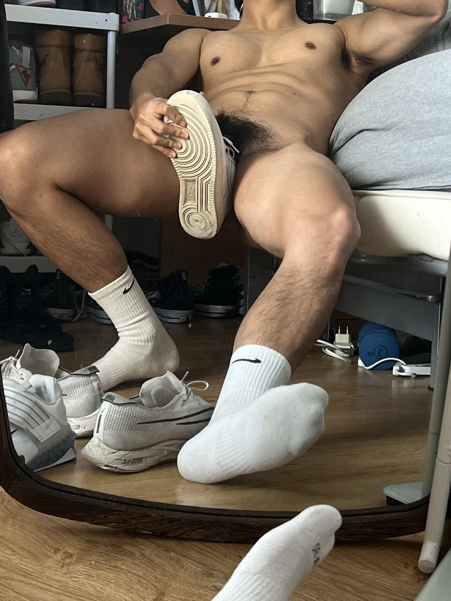 haoranshinibaba's tweet photo. Foot massage ? https://t.co/G3gjsepPJD