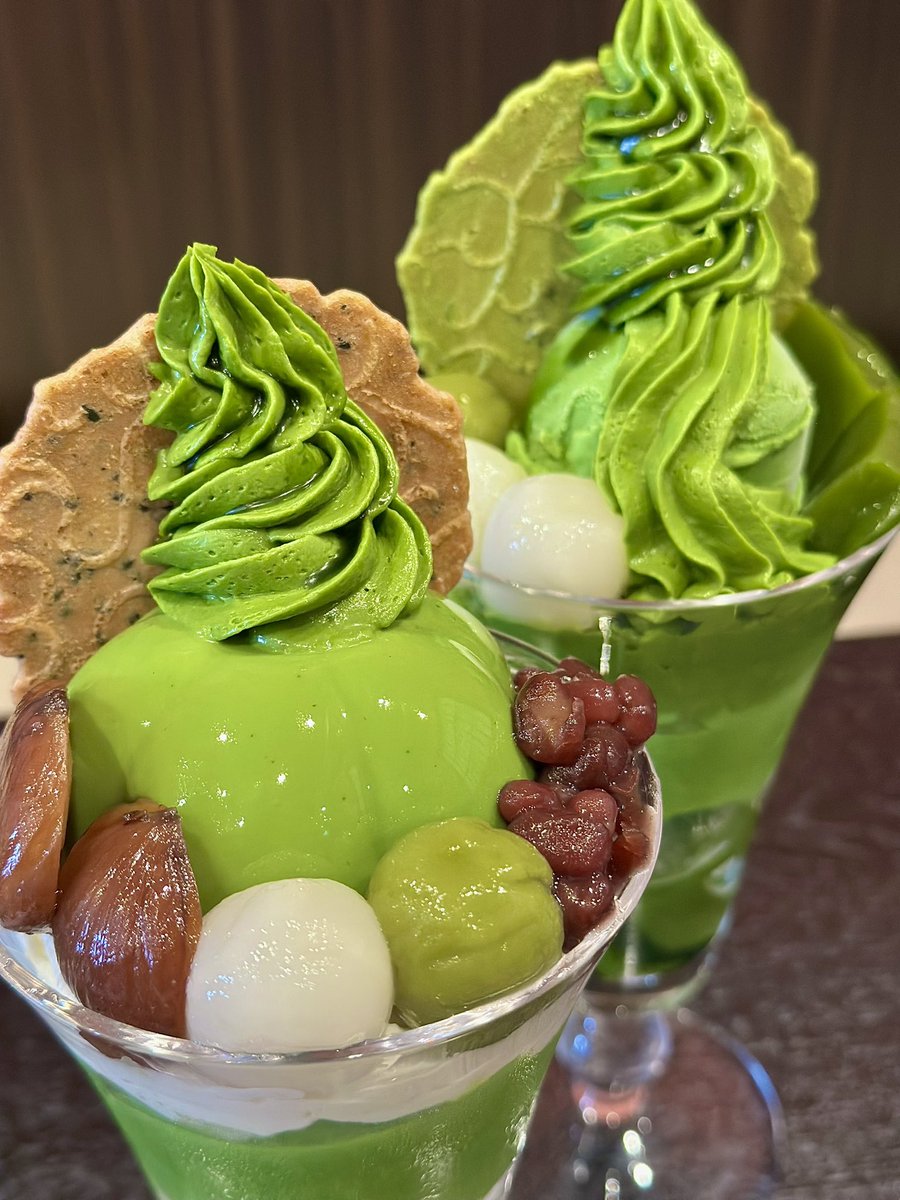 maccha_lover_'s tweet photo. 京都に来たら絶対食べて欲しい、私が4年間通い続けてる殿堂入りの抹茶パフェ。しかもこの見た目と量と抹茶の濃さで1000円台前半。コスパ良く味良しだから文句付けようがない…。無料であずきを白玉に、生クリームを抹茶クリームに変更できるのもアツい。 https://t.co/zizIMSTvAa