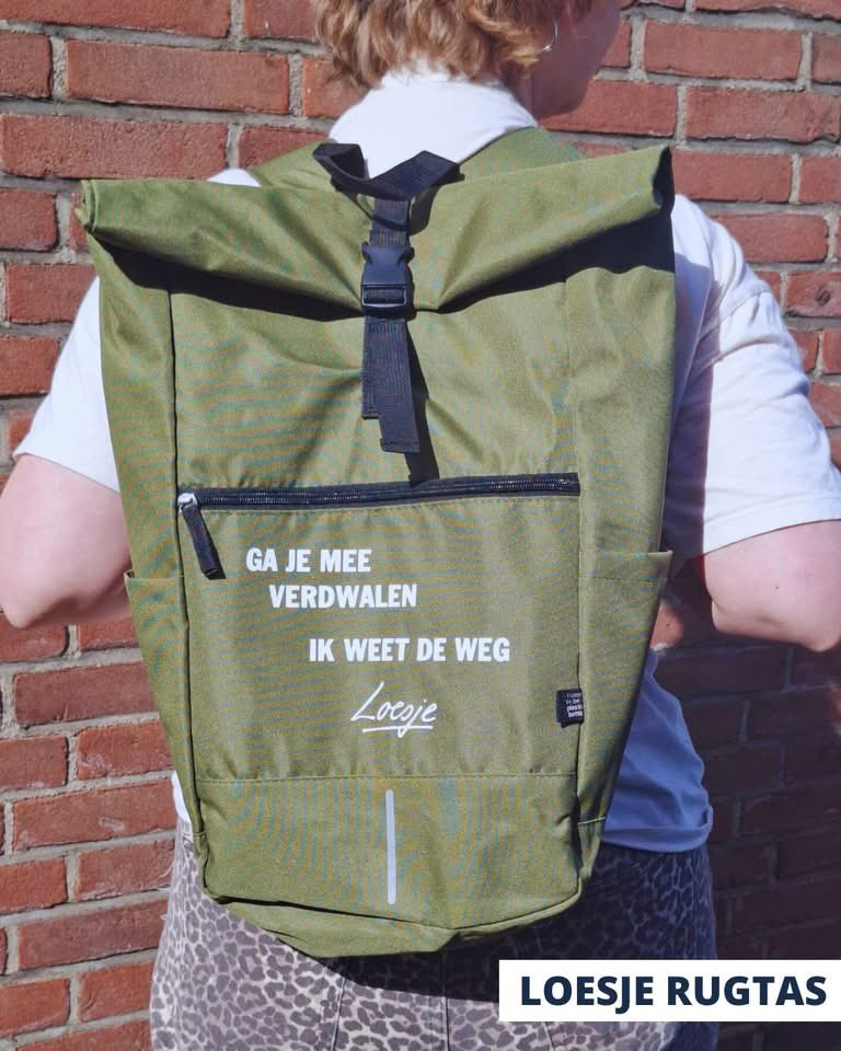 Ga je mee verdwalen, ik weet de weg

De Loesje rugtas, lichtgewicht, waterafstotend en met een handig 15.4 inch laptopvak. En natuurlijk een onmisbare Loesje tekst, om mee te nemen op al je avonturen!  

De rugtas is gemaakt van RPET-polyester gerecyclede Petflessen.
Link in Bio