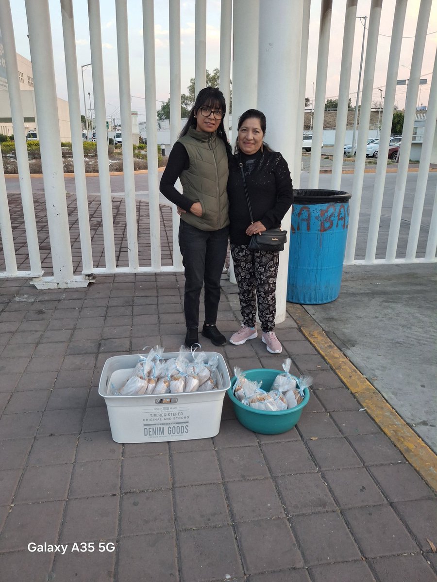 Hoy sábado de Gloria , a las 6:37 , fui a donar sangre al hospital general de Queretaro . Me encuentro a estas personas lindas . Regalando tortas a gente que la necesita en el hospital .
Mi admiración y respeto.  Mi Queretaro lindo .