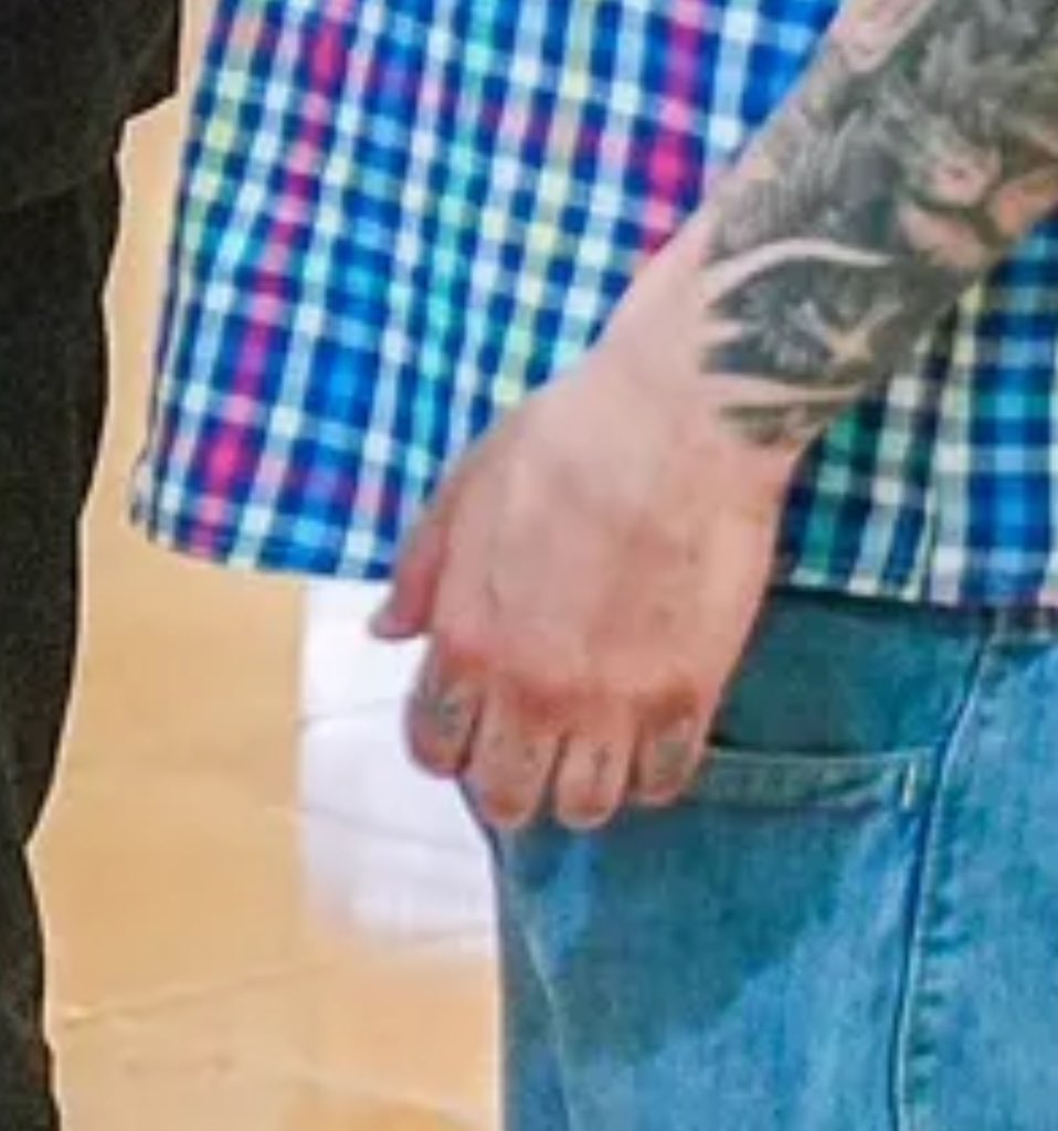 LarkinPeekay's tweet photo. @jammles9 @TrumpDailyPosts The Trump Administration is straight up lying to the public. The picture Trump is holding is photoshopped. Zoom in on the hand. The color of the ink is different.  The font is way too straight and crisp. And these pics of his actual hand don’t have the tattoos. This is criminal. https://t.co/0vejqRzPbe