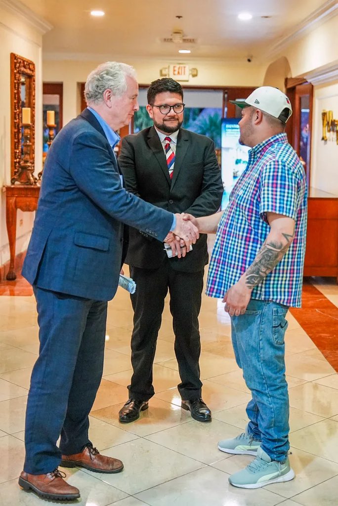 LarkinPeekay's tweet photo. @jammles9 @TrumpDailyPosts The Trump Administration is straight up lying to the public. The picture Trump is holding is photoshopped. Zoom in on the hand. The color of the ink is different.  The font is way too straight and crisp. And these pics of his actual hand don’t have the tattoos. This is criminal. https://t.co/0vejqRzPbe