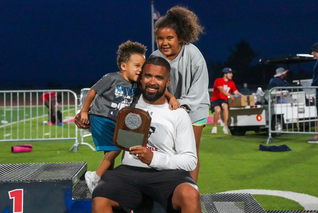 MrsCoachRoss's tweet image. Happy Birthday to the one and only  @_CoachRoss! The kids &amp;amp; I are so blessed to call you ours. ❤️

Of course you’re coaching on your day 😂 

so we will be ready to celebrate ya as soon as you get back home! 

I love you!