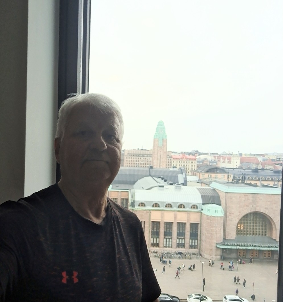 somevaari's tweet image. Aseman kello löi kolme kertaa ja silloin se juna lähti... 🎶

Maisema Vaakunan ilkunasta on urbaani.
Illalla #ViaCrucis Senaatintorilla. 
#pääsiäinen #somevaari