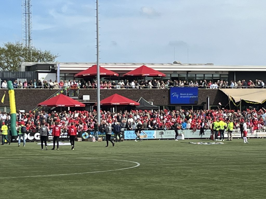 Voor aanvang SV Huizen-VVIJV is de supportersschare langs de lijnen in Huizen rood gekleurd.